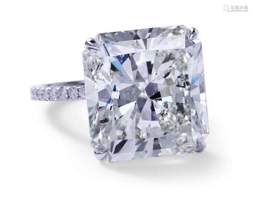 A MAGNIFICENT SOLITAIRE DIAMOND RING