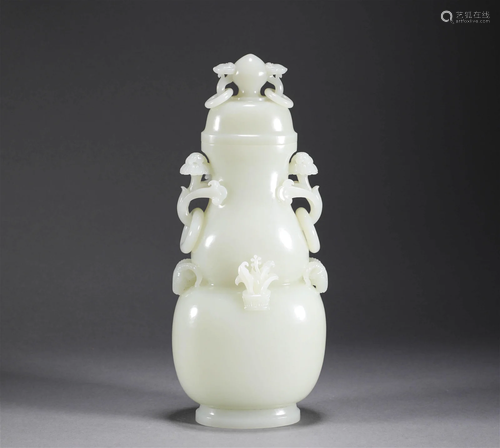 Hetian jade vase in Qing Dynasty