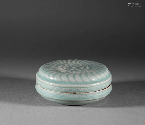 Celadon cover box of Qing Dynasty