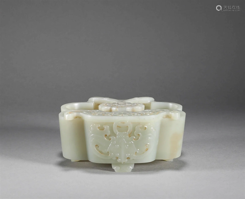 Hetian jade butterfly pattern pen wash in the Qing Dynasty