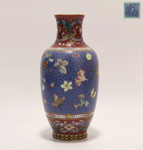 Enamel bottle with butterfly pattern in Qing Dynasty