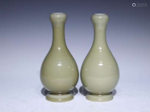 QING, MONOCHROME GREEN GLAZED GARLIC-HEAD VASES, PAIR