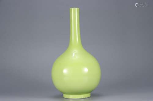 QING, LARGE APPLE GREEN GLAZED BILE BOTTLE VASE