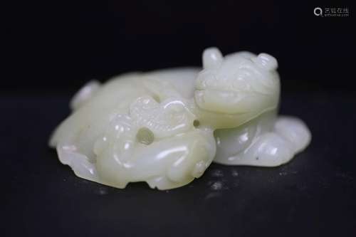 QING, WHITE JADE CARVING MOTHER LION AND CUB