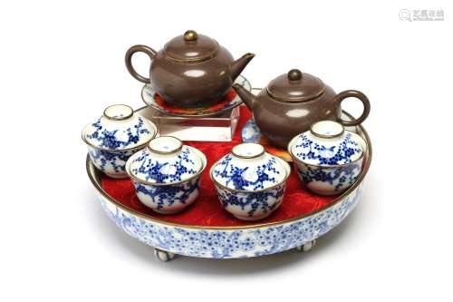 A blue and white porcelain tea set, comprising four teacups ...