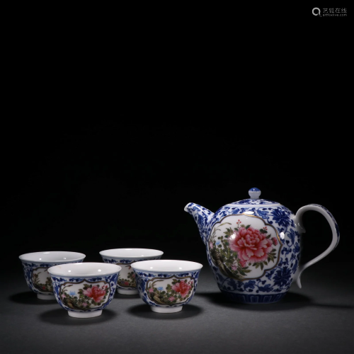 A Set of Blue and White Famille-rose Teapot and Cups