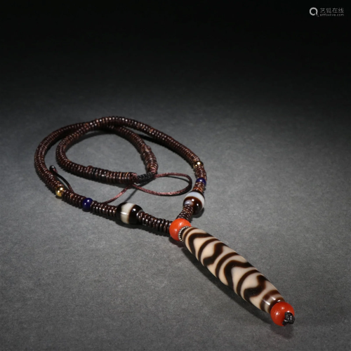 A Top Tibetan Dzi Beads Pendant