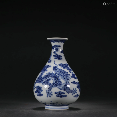 A Fine Blue and White Dragon Pattern Vase