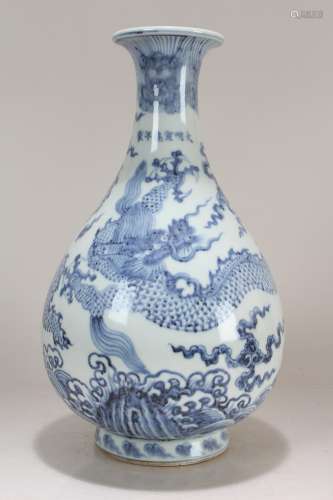 A Chinese Blue and White Dragon-decorating Porcelain Fortune...