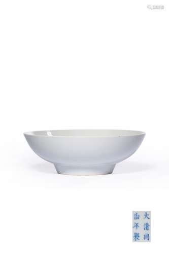 A WHITE-GLAZED BOWL,MARK AND PERIOD OF TONGZHI