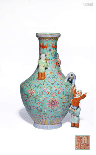 A GREEN-GROUND FAMILLE ROSE VASE,MARK AND PERIOD OF QIANLONG