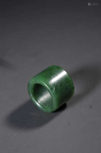 A SPINICH-GREEN JADE ARCHER'S RING,QING DYNASTY
