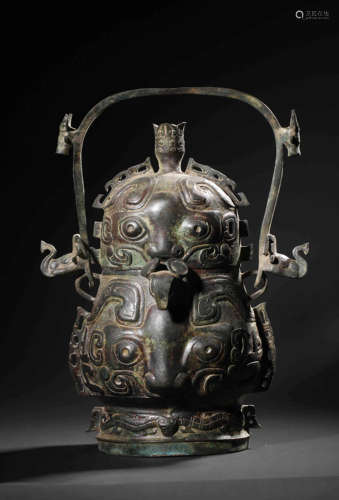 AN ARCHAIC BRONZE RITUAL WINE VESSEL,SHANG DYNASTY