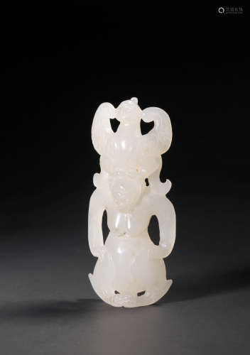 A CARVED WHITE JADE‘EAGLE AND BEAR’PENDANT,QIANLONG PERIOD