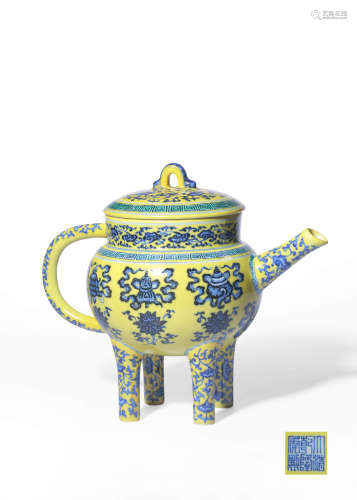 A YELLOW-GROUND BLUE AND WHITE EWER,MARK AND PERIOD OF QIANL...