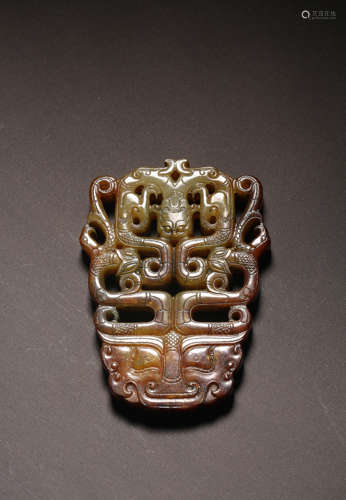 A CARVED JADE ‘DRAGON’PENDANT,475-221 BC