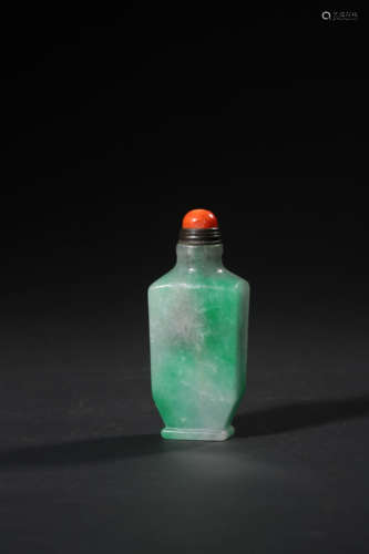 A JADEITE SNUFF BOTTLE,QING DYNASTY