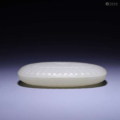 A CARVED WHITE JADE BOX AND COVER,QING DYNASTY