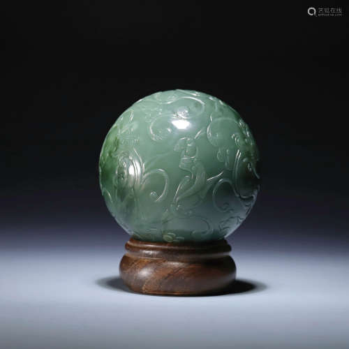 A SPINACH-GREEN JADE‘DRAGON’SPHERICAL,QING DYNASTY