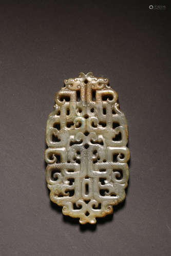 A CARVED JADE ‘DRAGON’PENDANT,475-221 BC