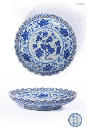 A BLUE AND WHITE DISH,XUANDE MARK,QING DYNASTY