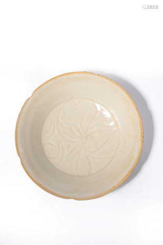 A CARVED DINGYAO ‘FLOWER’SHALLOW DISH,SONG DYNASTY