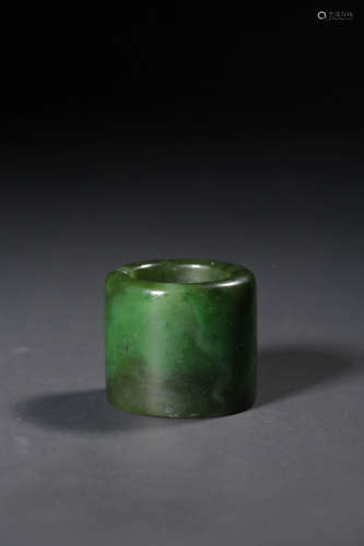 A SPINACH-GREEN ARCHER'S RING,QING DYNASTY