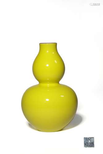 A YELLOW-GLAZED DOUBLE-GOURD VASE,MARK AND PERIOD OF QIANLON...