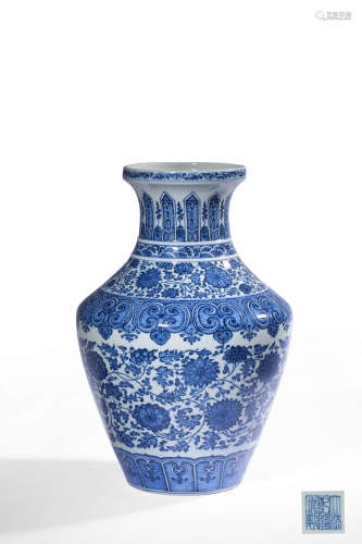 A BLUE AND WHITE‘INTERLOCKING LOUTS’VASE,MARK AND PERIOD OF ...