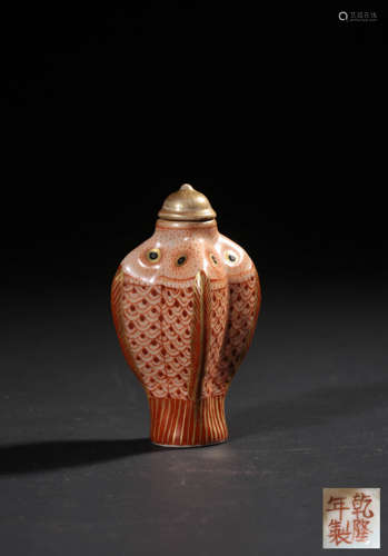 A YANGCAI‘FISH’ SNUFF BOTTLE,MARK AND PERIOD OF QIANLONG