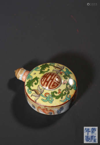 A FAMILLE-ROSE ‘BAT’SNUFF BOTTLE,MAKE AND PERIOD OF QIANLONG