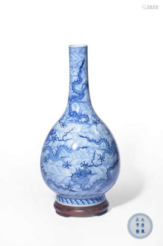 A BLUE AND WHITE ‘DRAGON’VASE,MARK AND PERIOD OF YONGZHENG