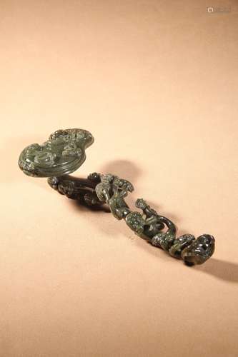 A SPINACH JADE ‘LINZHI’ORNAMENT,QING DYNASTY