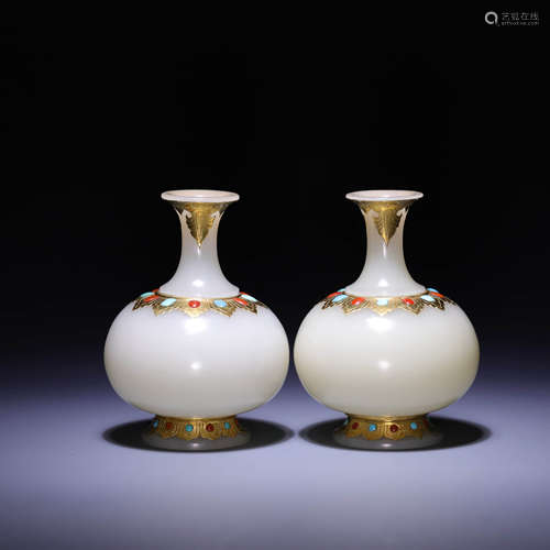 A PAIR OF WHITE JADE BOTTLE VASE.QING DYNASTY