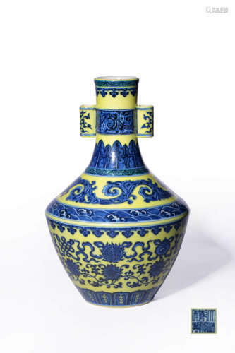 A YELLWO-GROUND BLUE AND WHITE VASE,MARK AND PERIOD OF QIANL...