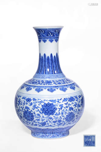 A BLUE AND WHITE‘INTERLOCKING LOUTS’VASE,MARK AND PERIOD OF ...