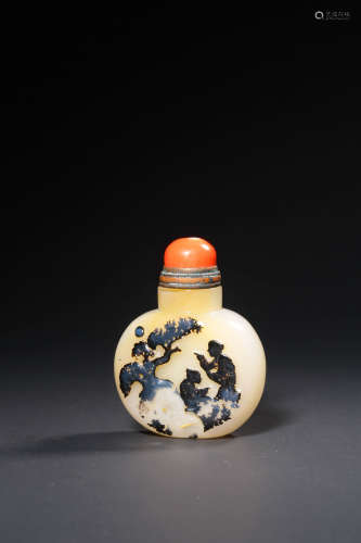 A CARVED AMBER ‘FIGURE’SNUFF BOTTLE,QING DYNASTY