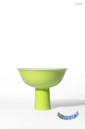 AN APPLE GREEN-BACK STEBOWL,MARK AND PERIOD OF QIANLONG