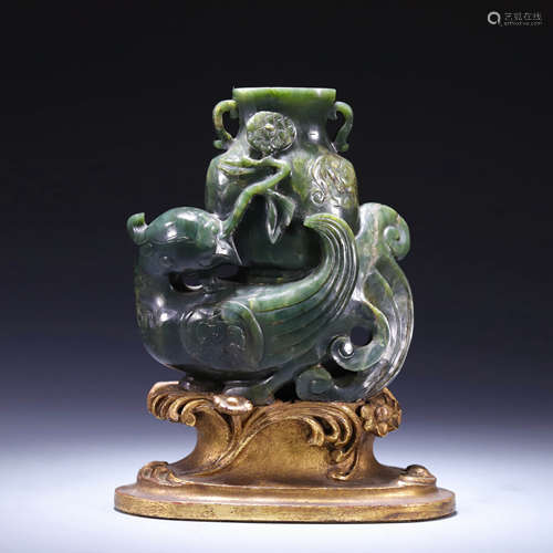 A SPINACH JADE VASE,QING DYNASTY