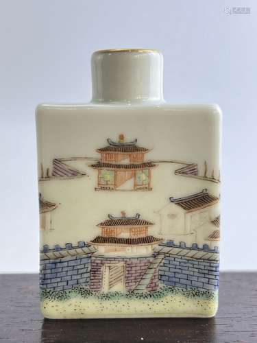 A famille rose snuff bottle, Qing Dynasty Pr.