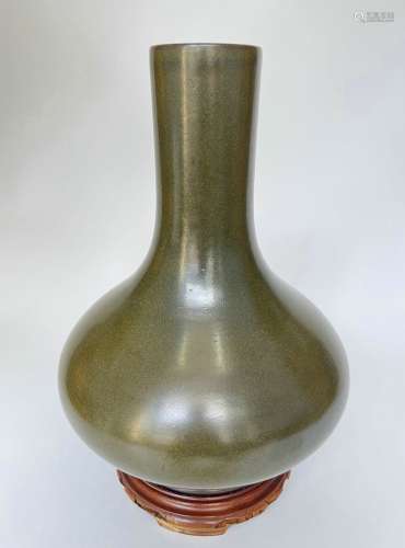 A nice monochrome vase, marked, Qian Long Pr.