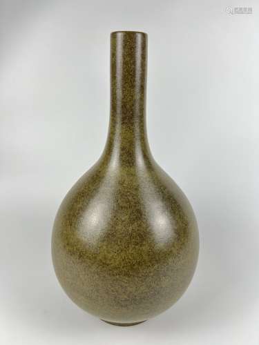 A monochrome pointed vase, Qing Dynasty Pr.