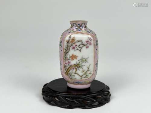 A famille rose snuff bottle, Qing Dynasty Pr.
