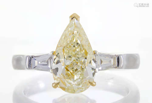 18k Fancy Diamond Ring