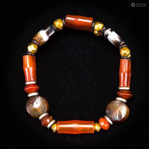 AGATE AND GOLD BEADS DECORTAED BRACELET, WESTERN ZHOU PERIOD