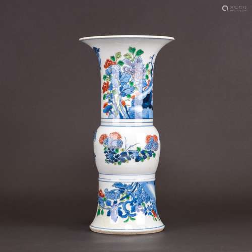 A CHINESE ANTIQUE FAMILLE ROSE FLORAL BEAKER VASE