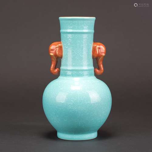 A TURQUOISE GROUND DOUBLE-EAR VASE, QIANLONG MARK