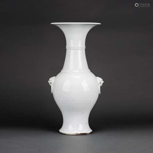 A CHINESE ANTIQUE WHITE GLAZE BALUSTER VASE