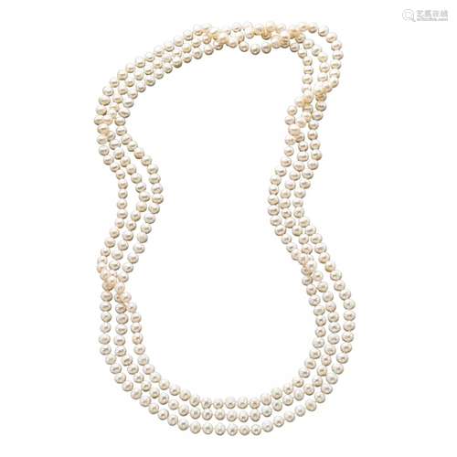 A STRING OF PEARL NECKLACE