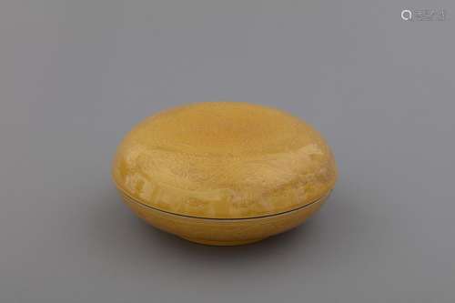 Qing yellow glazed clouds design covered box